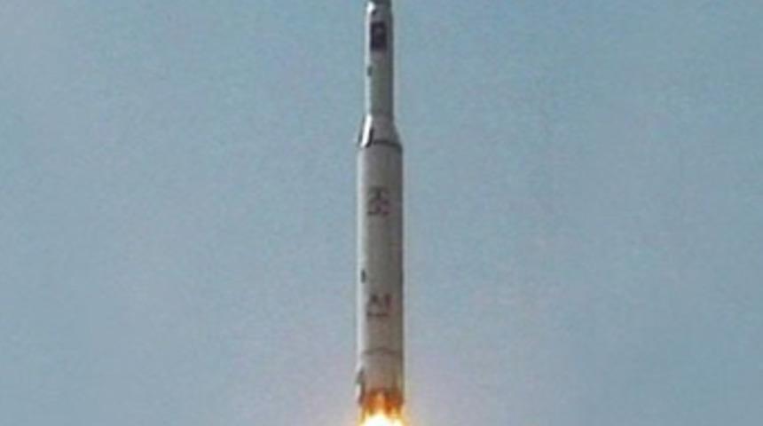 Kuzey Kore'nin roketi 'par&ccedil;alandı'