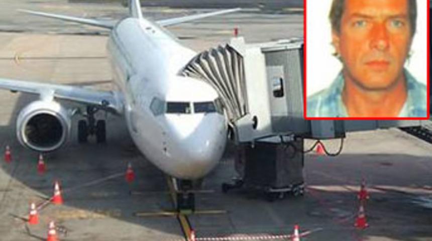 Uçağın kapısını kapatırken düşerek öldü!