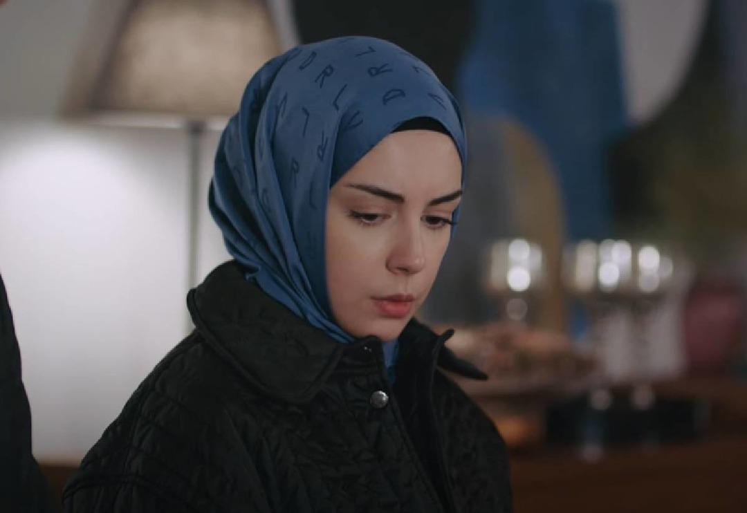 Tesett&uuml;re girmişti... Kızılcık Şerbeti'nde &Ccedil;imen'in ilk tesett&uuml;rl&uuml; kombininin fiyatı ortaya &ccedil;ıktı!