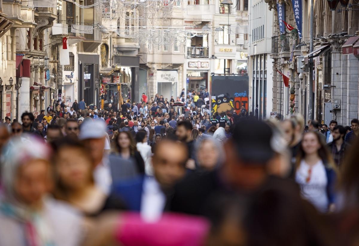 D&uuml;nyanın en mutlu &uuml;lkeleri a&ccedil;ıklandı: T&uuml;rkiye'nin sıralamasında dikkat &ccedil;eken değişim! İşte listedeki o &uuml;lkeler