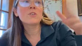 Erkek arkadaşının eski sevgilisine benzediği için resmen garsonu taciz etti! Sosyal medyada gündem yarattı... Beni iğrendiriyorsun