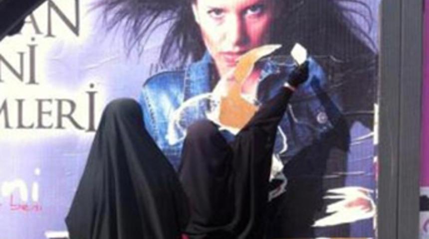 &Ccedil;arşaflı kadın reklam afişini b&ouml;yle yırttı