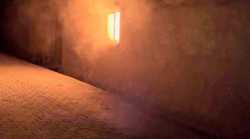 K&ouml;y evi alevlere teslim oldu: 2 yaralı