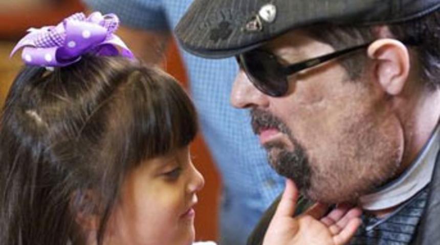 Yeni y&uuml;z&uuml;nde kızını hissetti