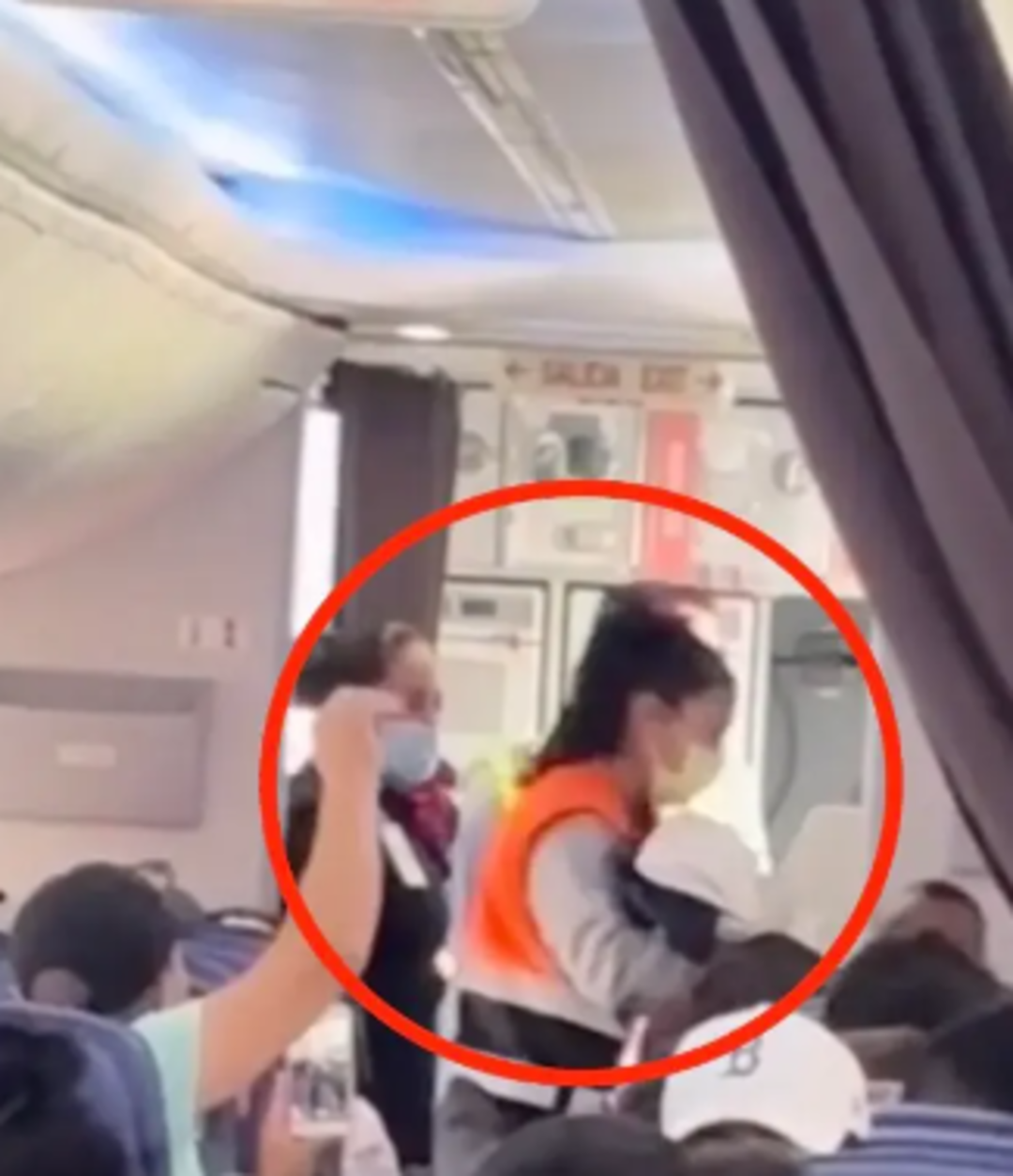 U&ccedil;uşun ortasında doğan bebek, &ouml;n&uuml;m&uuml;zdeki yıllarda &uuml;cretsiz u&ccedil;uş hakkı kazandı! O anlar sosyal medyada g&uuml;ndem yarattı