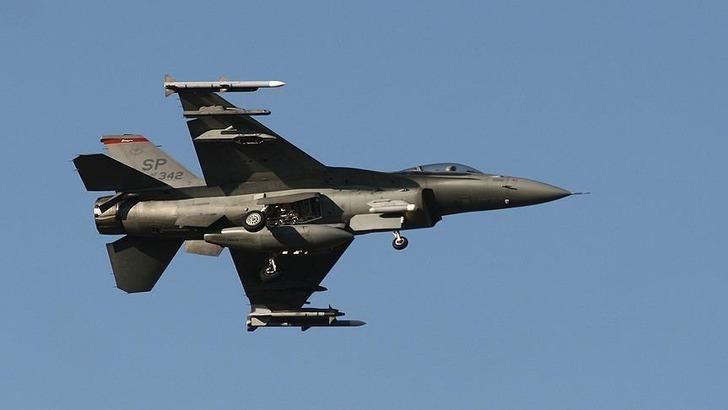 SON DAKİKA: Yunan F-16 uçağı Ege Denizi'nde düştü! Yunan medyası pilotun yaralı olarak kurtarıldığını duyurdu
