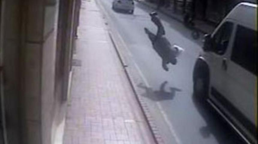 Minib&uuml;s yayaya b&ouml;yle &ccedil;arptı