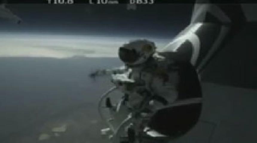 22 bin metreden d&uuml;nyaya atladı