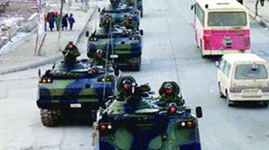 'Tank kafalı siviller &ccedil;&ouml;pe atılıyor'