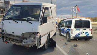 Kazaya karıştı... Kaçarken polis otosuna çarptı