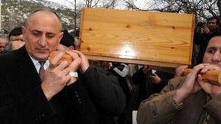 Dursun Çiçek annesinin cenazesinde