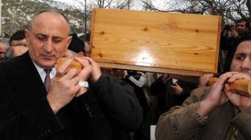 Dursun Çiçek annesinin cenazesinde