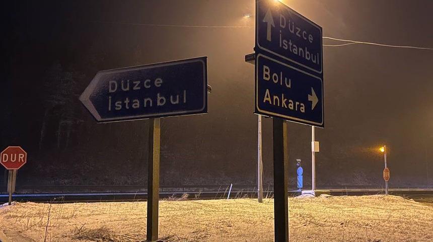Bolu Dağı geçişinde kar yağışı! Beyaz örtüyle kaplandı... Görüş mesafesi 30 metreye kadar düştü