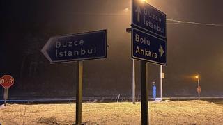 Bolu Dağı geçişinde kar yağışı! Beyaz örtüyle kaplandı... Görüş mesafesi 30 metreye kadar düştü