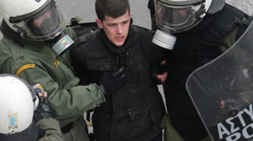 Yunan polisi 30 Euro&rsquo;ya kiralık!