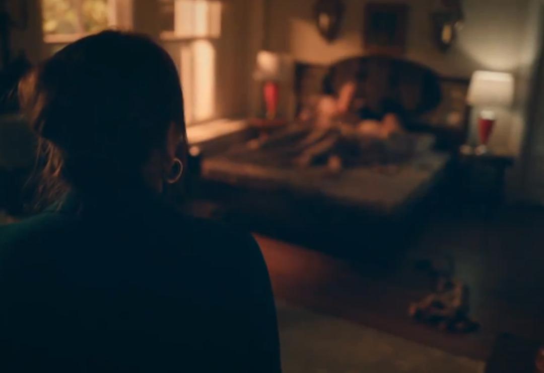 Sandık Kokusu'ndaki yatak sahnesi sosyal medyayı salladı! Filiz kızıyla evlenen eski eşini basınca...