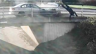 Trafikte inanılmaz kavga! Motosiklet sürücüsünü köprüden aşağı uçurdu…