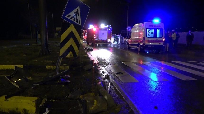 Kavşakta otomobil ile hafif ticari araç çarpıştı: 2 yaralı