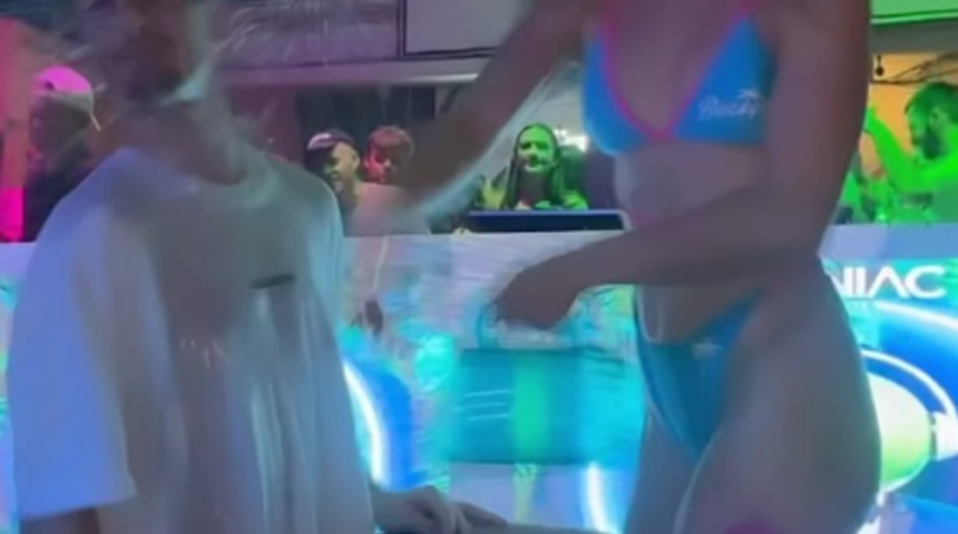 Böyle parti ne görüldü ne de duyuldu! Kendilerine tokat attırıp bir de üzerine para veriyorlar... "Her zaman rızaya dayalı"