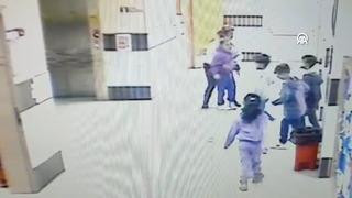 Soluk borusuna elma parçası kaçtı, öğretmeni Heimlich manevrası ile kurtardı! O anlar kamerada