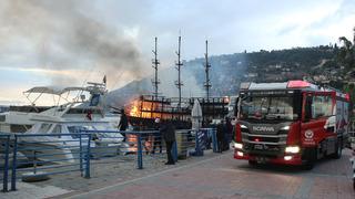 Alanya Balıkçı Barınağı'nda demirli iki tur teknesi yandı