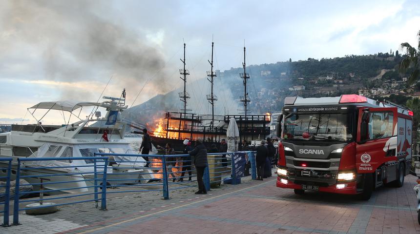 Alanya Balıkçı Barınağı'nda demirli iki tur teknesi yandı