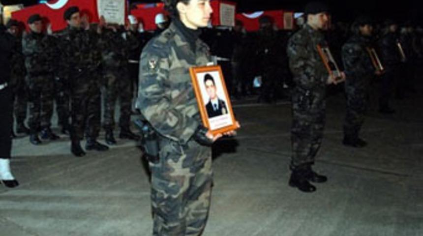 Şehitlere hüzünlü tören