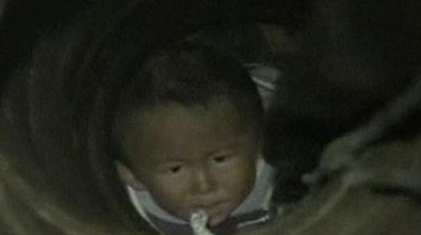 Kuyuya d&uuml;şen bebek iPhone ile kurtarıldı!