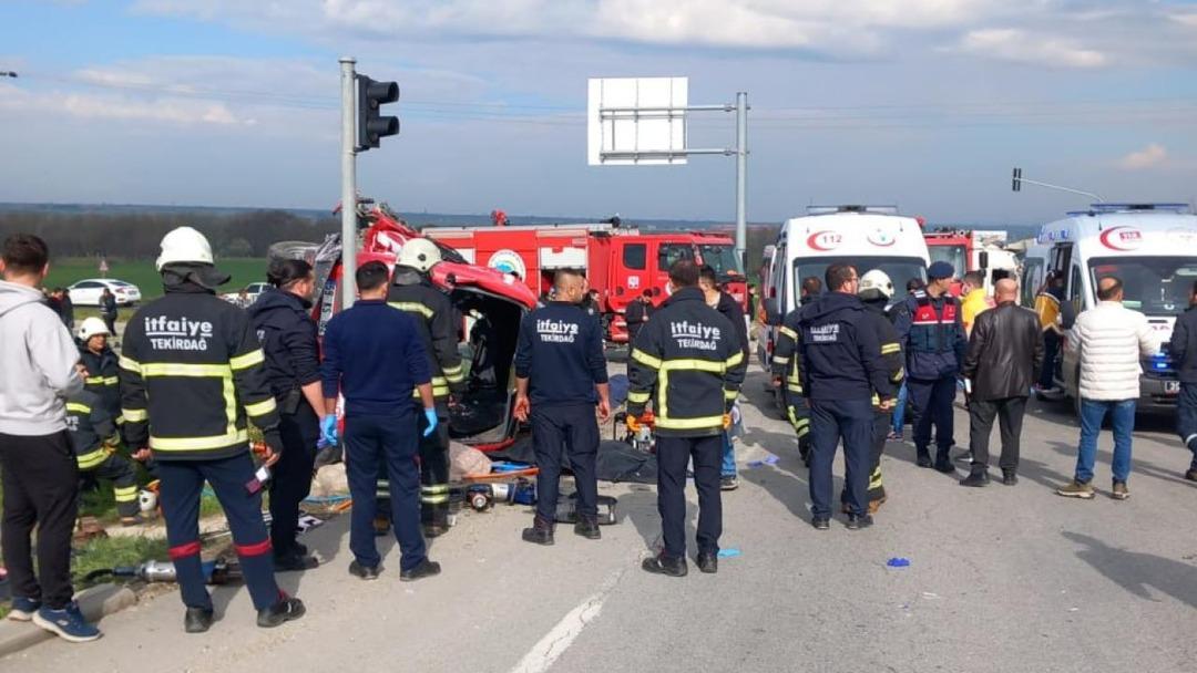 SON DAKİKA | Tekirdağ'da ortalık savaş alanına d&ouml;nd&uuml;, fotoğraflar kahretti! Katliam gibi kaza: 5 &ouml;l&uuml;, 10 yaralı