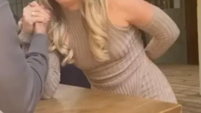 Tanımadığı adama meydan okuyarak bilek güreşi yapmak istedi! Sonu beklemediği gibi bitti... Hastanelik oldu