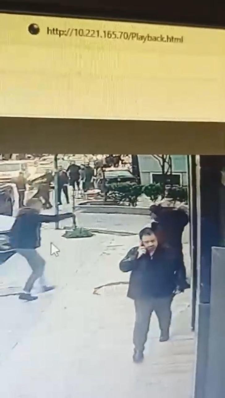 Gören de duyan da koştu, meydan muharebesine döndü! Esenyurt'ta esnafla motokuryelerin kavgasında çekiç ve sopalar havada uçuştu G4