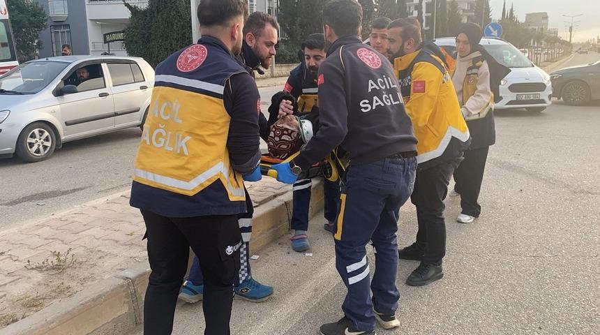 İki otomobil &ccedil;arpıştı: 3 yaralı