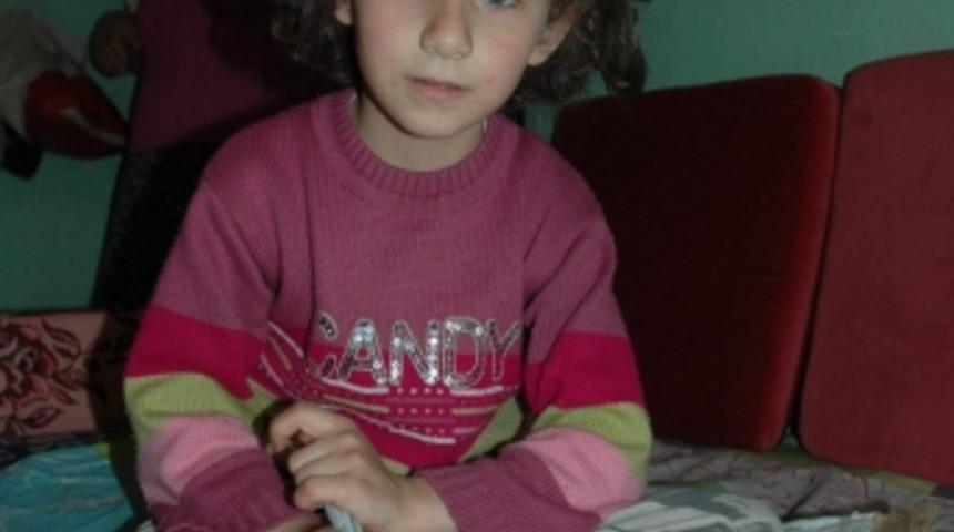 Tek hayali &ouml;nl&uuml;k giyip okula gitmek