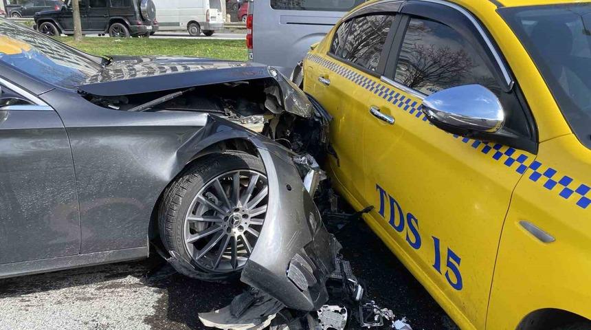 Süratli gelen otomobil ışıklarda duran araçlara çarptı: 1 yaralı