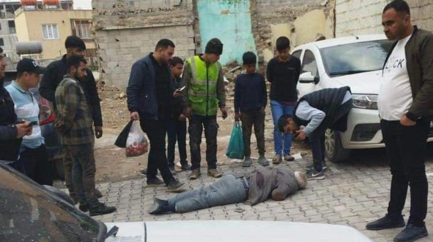 Kan donduran vahşet! Babasını sokak ortasında bıçaklayarak öldürdü