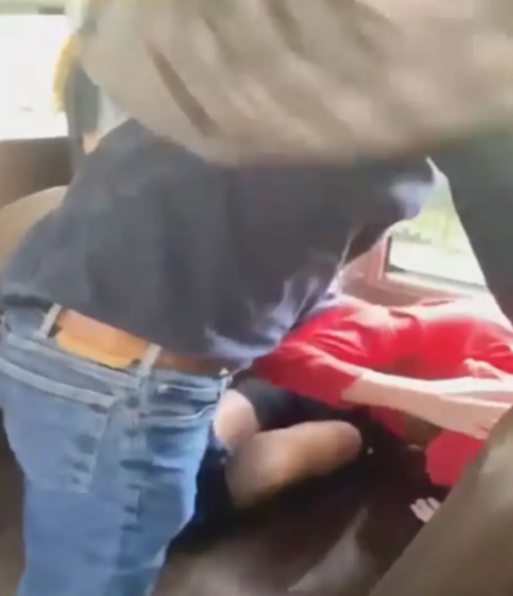 Okul servisinde korkunç anlar! Servis şoförü ortaokul öğrencisini darp etti... Görüntüler infiale neden oldu G2