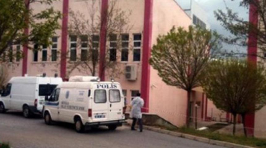 &Uuml;niversitede bomba paniği!