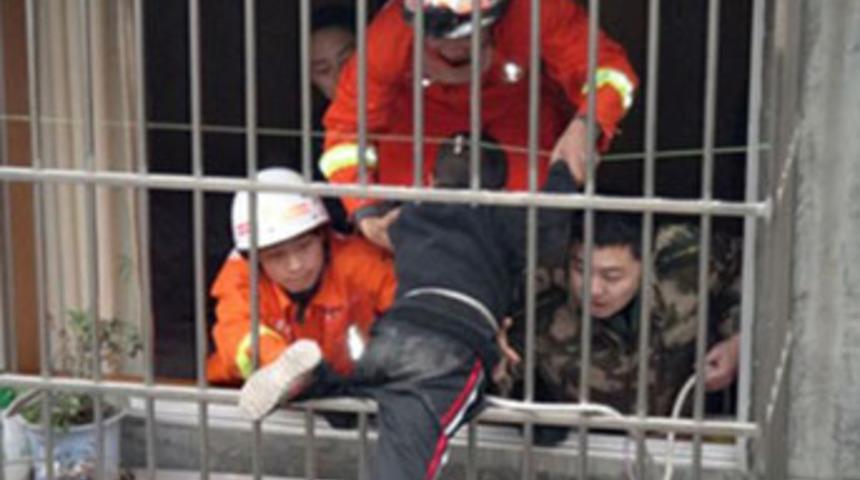 6. kattan d&uuml;şt&uuml;, 5. katta asılı kaldı!