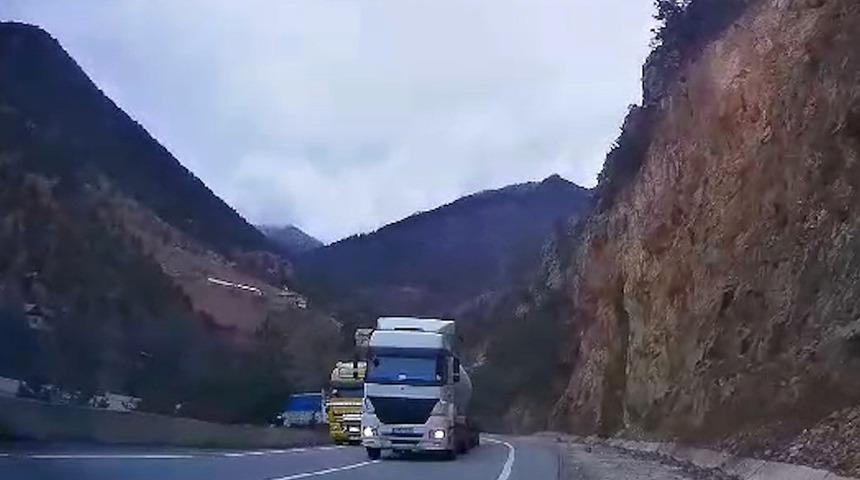 Gümüşhane-Kürtün yolunda facia sürücünün dikkati sayesinde atlatıldı