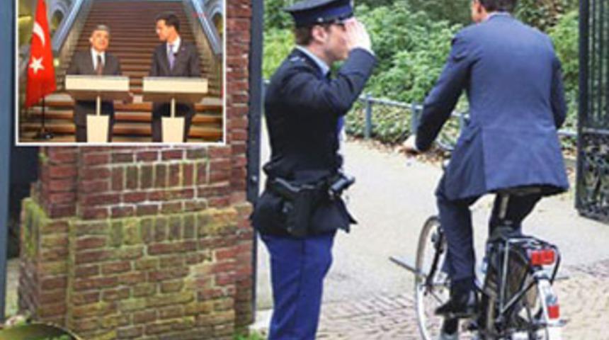 Başbakan toplantıya bisikletle geldi