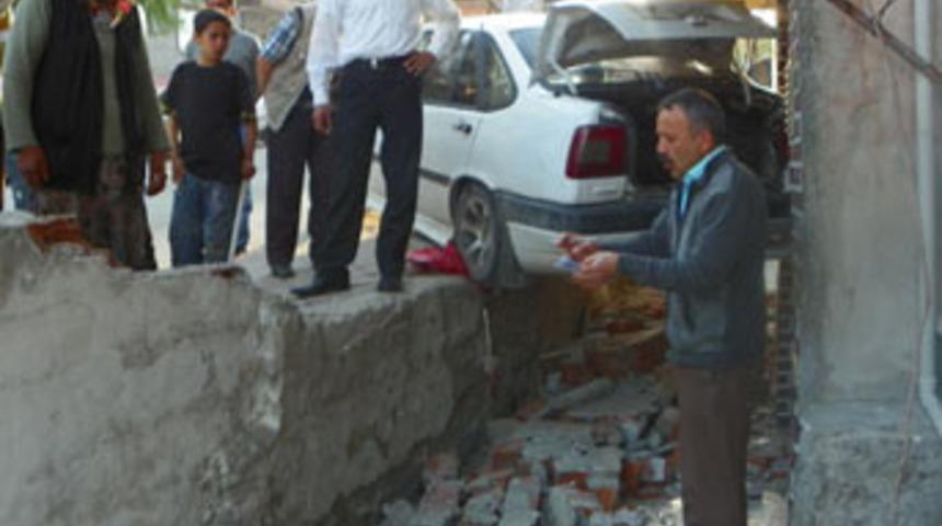 &Ccedil;amaşır ipiyle &ccedil;ekilen ara&ccedil; apartmana girdi