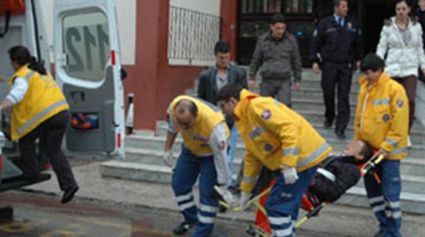 Sınıfın ortasında arkadaşını bı&ccedil;akladı!