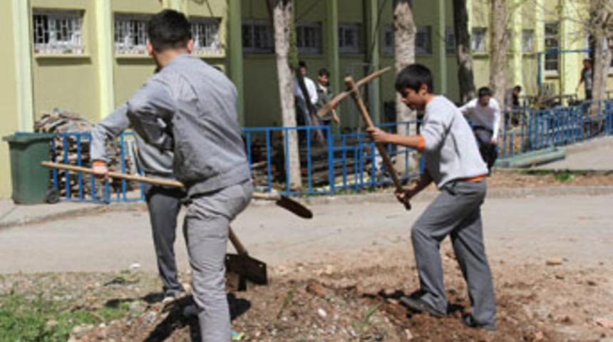 Öğrencileri işçi gibi çalıştırdılar!