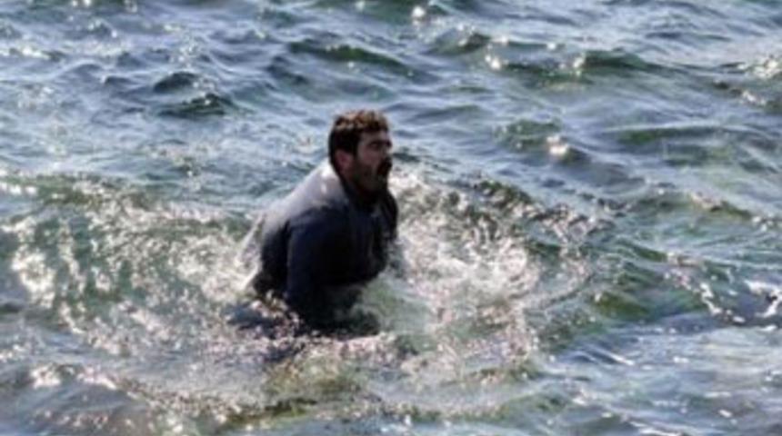 Denizde bile taş attı