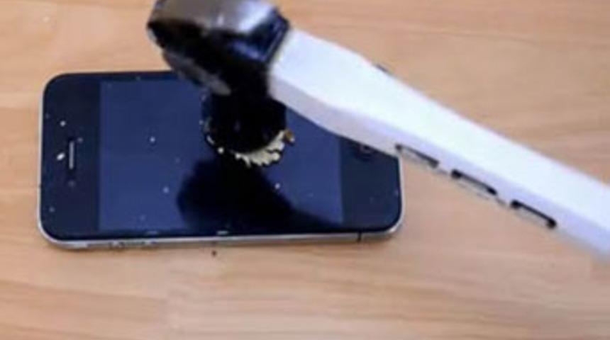 Telefonun &uuml;zerinde ceviz kırıyorlar