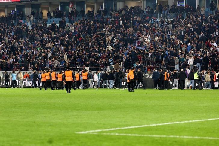 Trabzonspor-Fenerbahçe maçında her şeyi başlatan 'maskeli taraftarın' ifadesi ortaya çıktı! "Maç öncesi tanımadığım kişiler..." G4