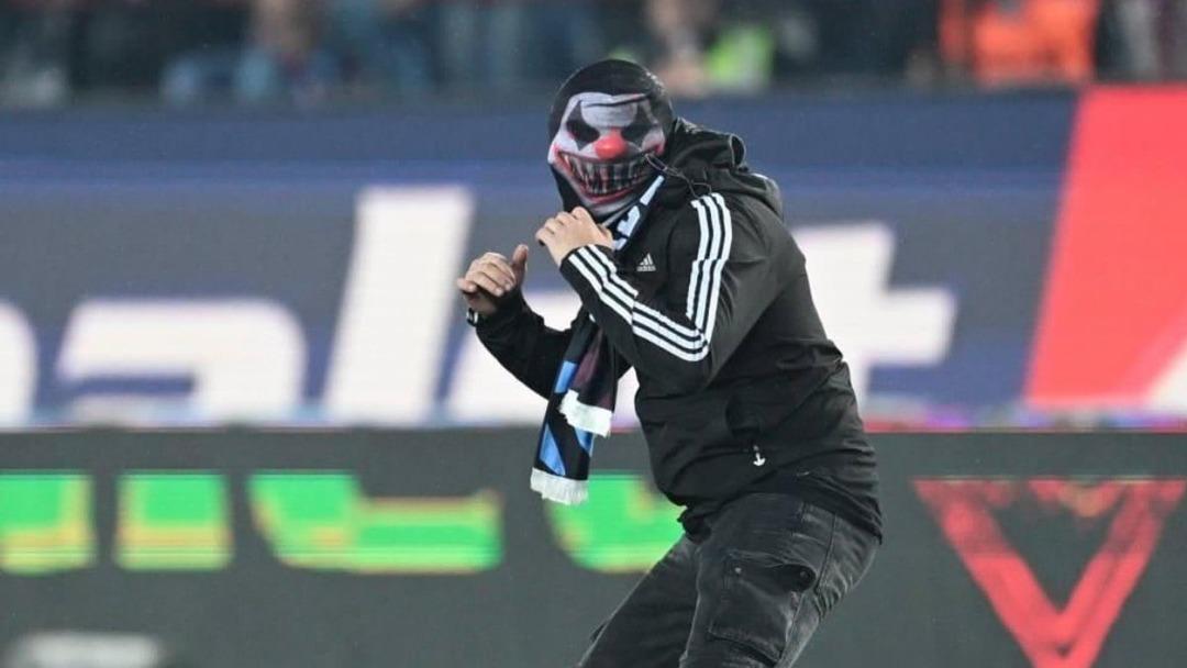 Trabzonspor-Fenerbah&ccedil;e ma&ccedil;ında her şeyi başlatan 'maskeli taraftarın' ifadesi ortaya &ccedil;ıktı! "Ma&ccedil; &ouml;ncesi tanımadığım kişiler..."