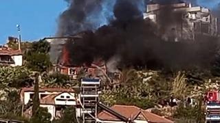 Yaşlı çiftin gecekondusu küle döndü! Tırnaklarımla kazıyarak yaptım dediği evinin yanışını gözleri dolarak izledi