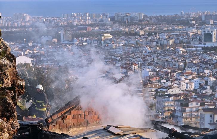 Yaşlı çiftin gecekondusu küle döndü! "Tırnaklarımla kazıyarak yaptım" dediği evinin yanışını gözleri dolarak izledi G1