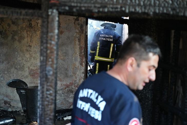 Yaşlı çiftin gecekondusu küle döndü! "Tırnaklarımla kazıyarak yaptım" dediği evinin yanışını gözleri dolarak izledi G2